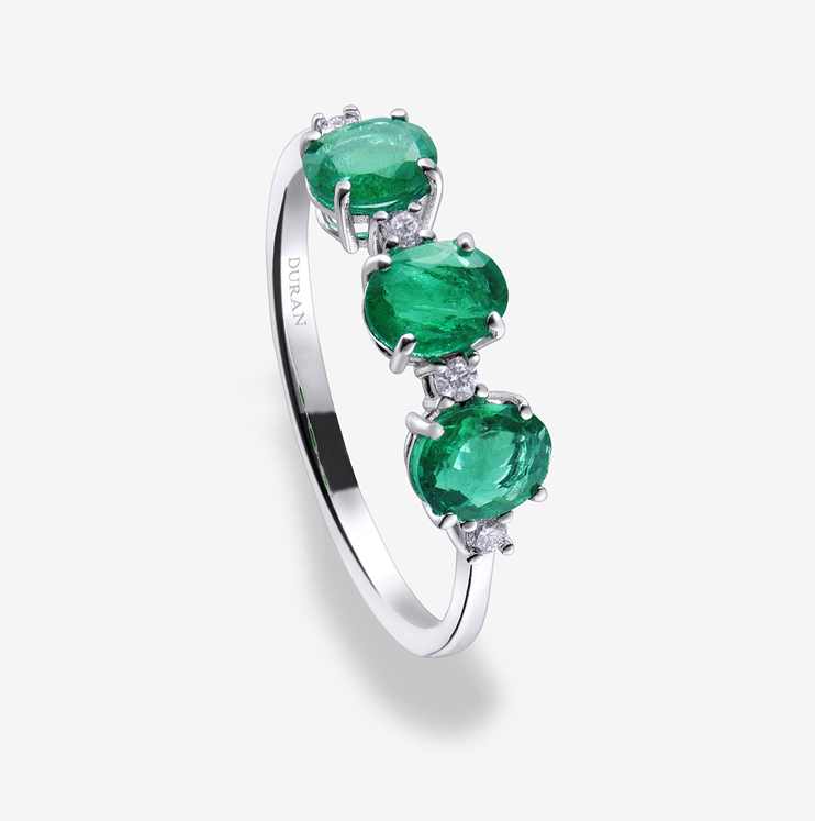 Durán ring with emeralds